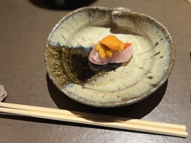 画像: 金目鯛とウニ。お造りも小ポーションで数皿楽しめる
