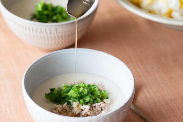 画像: それぞれに冷やしておいた豆腐のすり流し、鶏ひき肉、ゴーヤを食べる直前に合わせ、ごま油をかける。