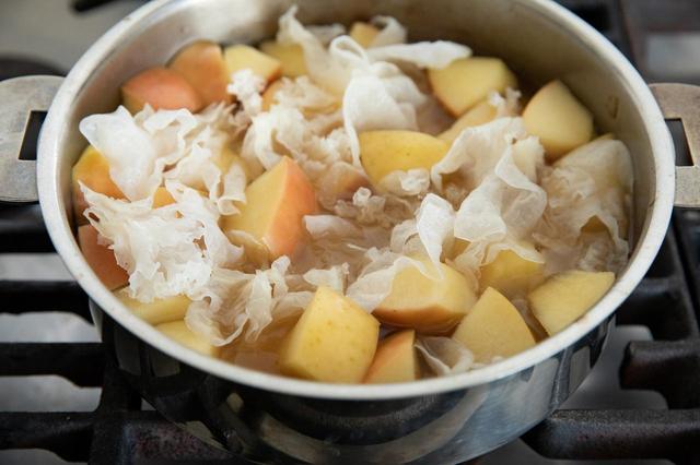 画像: 白きくらげを鍋に加えて弱火にかける。味を見て足りなければ、てん菜糖もしくはメープルシロップを少し加える