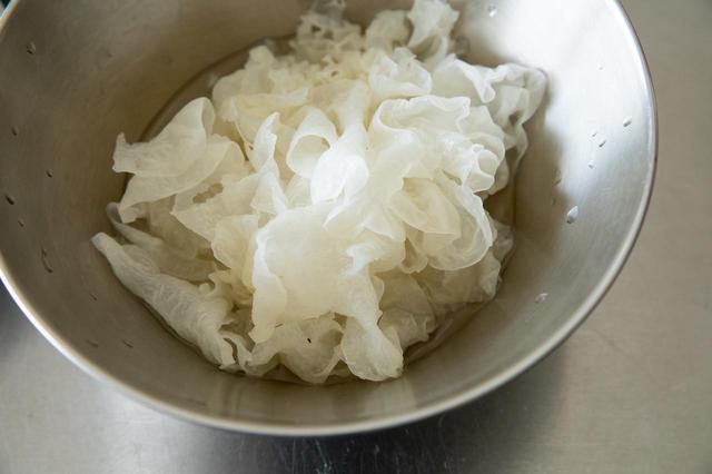 画像: 白きくらげはぬるま湯で15分ほどつけて戻す。