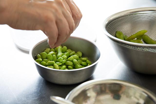画像: 枝豆は洗い、3分ほどゆでてざるにあげ、粗熱をとって実を取り出し、ごく軽く塩を振る。