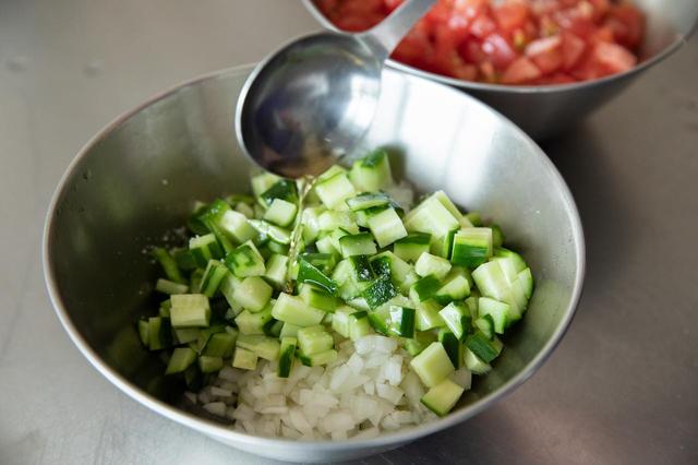 画像: きゅうり、セロリ、玉ねぎをボウルに合わせていれ、軽く塩を振り、オリーブオイルを小さじ1、白ワインビネガーを加えて混ぜる。冷蔵庫で冷やしておく。