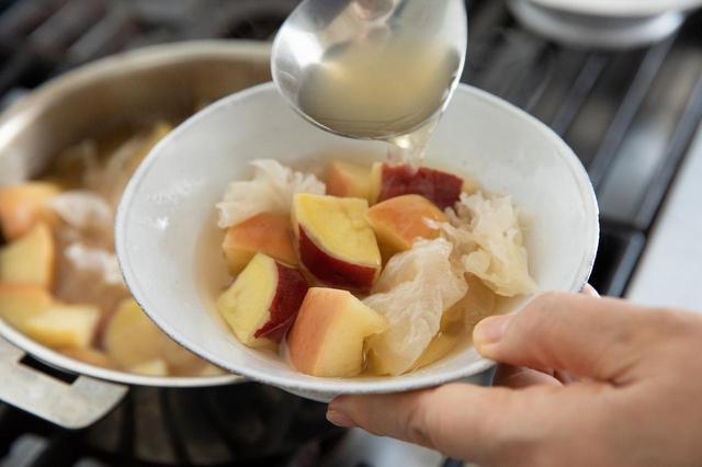 画像: 白きくらげに透明感が出てきたら火を止め、器に盛る。