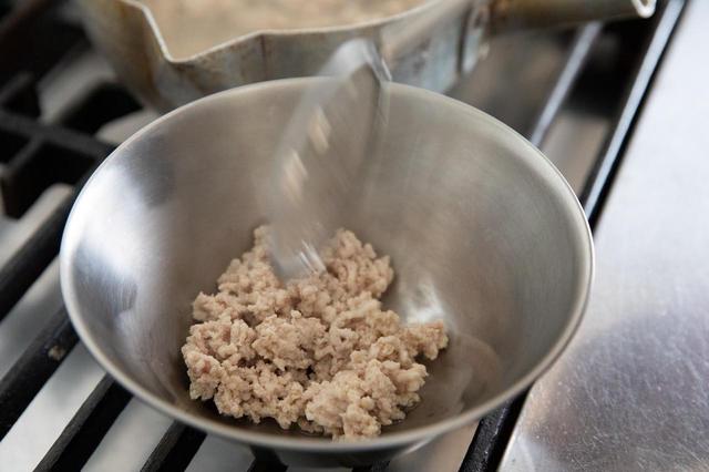 画像: 2〜3分煮たら鶏ひき肉を引き上げてボウルに入れ、塩とごま油を加えておく。だしは醤油を加え、漉して冷ます。