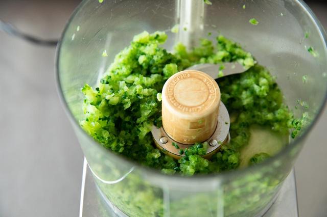 画像: ゴーヤの水気を切り、フードプロセッサーで粗みじんになるまで撹拌する。ボウルに移し、軽く塩を加えて混ぜる。