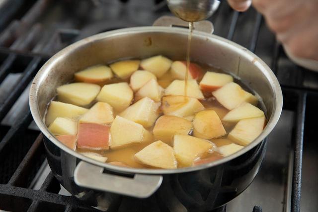 画像: 鍋にさつまいもを入れ、軽く煮立つくらいの火加減で6〜7分煮る。りんご、メープルシロップとてん菜糖を加える。弱めの中火で10分ほど煮る。
