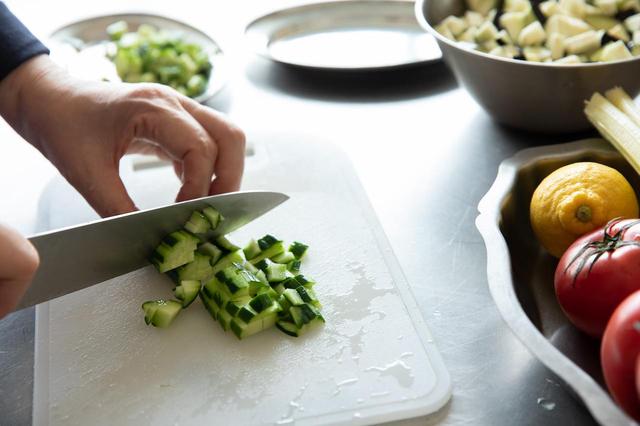 画像: きゅうりは筋状に皮をむき、5〜6mm角に切る。長さを半分に切り、5〜6mm厚さの拍子木に切ってから角切りにするとよい。