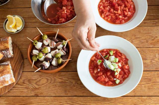 画像: 器にトマトを盛り、きゅうりと玉ねぎ、セロリをたっぷりのせる。さらになすをのせ、オリーブオイル適量（分量外）をかける。くし形に切り分けたレモンを添え、各自、絞っていただく。