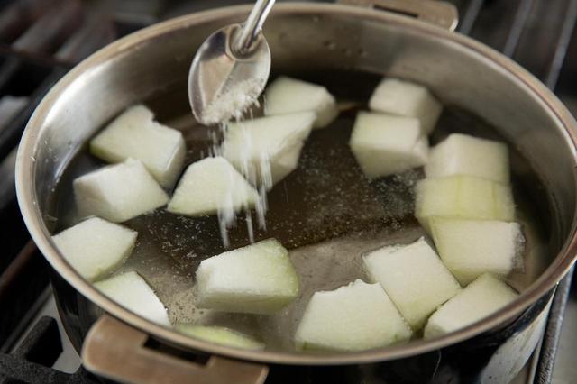 画像: 鍋を弱めの中火にかけ、昆布がゆらゆらとして温まってきたら冬瓜を入れる。軽く塩を加えてふつふつと軽く煮立たせながら20分ほど煮る。