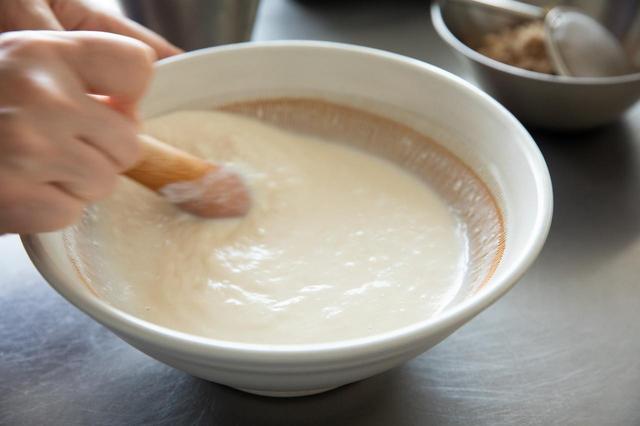 画像: だしを加えてはする作業を3〜4回繰り返し、なめらかな状態になるまですって、すり流しを作る。塩少々を加えて味を調える。フードプロセッサーを使う場合は、まず豆腐を撹拌してクリーム状にしてからだしを加え、やわらかさを調整する。かつおだしを使う場合は、濃すぎないほうがよい。