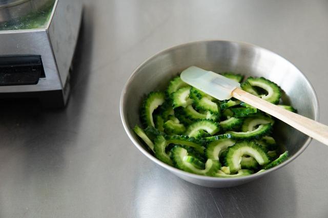 画像: 鍋にお湯を沸かし、ゴーヤを湯通し程度にさっとゆで、流水で冷やす。