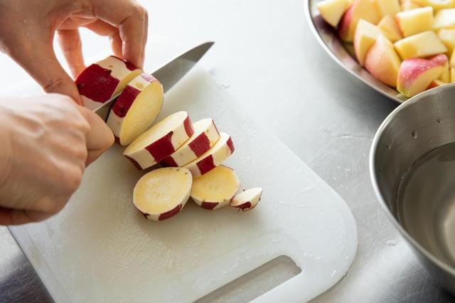 画像: さつまいもは筋状に皮をむき、1cm強の輪切りにしてから４等分し、軽く水にさらす。