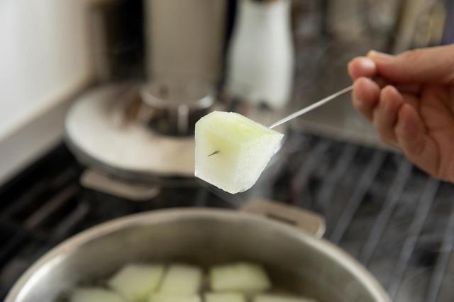 画像: 冬瓜に透明感が出て、竹串を刺してすっと通ったら醤油を加えて混ぜる。枝豆を入れ、いったん煮立ててから弱火にする。