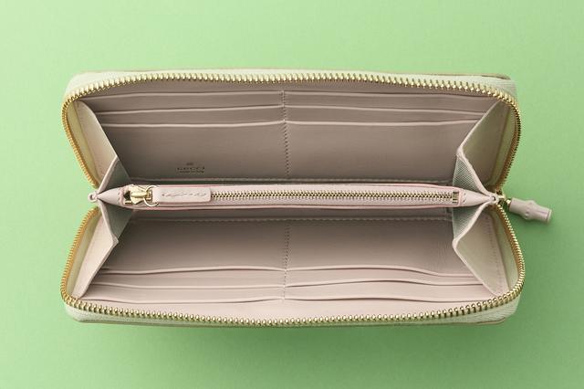 画像: 内側は優しいパステルピンク。グリーンとピンクはどちらも愛の波動の色。お財布を開くたびに、優しいエネルギーに触れられそう。カードスロット12、コンパートメント2つ、ジップ付きコインケース1つ