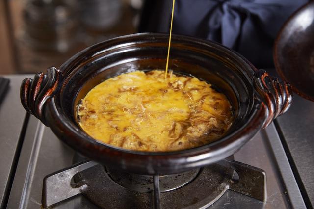 画像: ３１の鍋に２の卵液を静かに回し入れる。