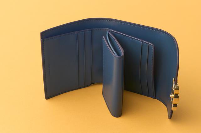 画像: 内側も、端正かつ知性の感じられるたたずまい。使用時の動線もよく考えられていて、機能性も優れている。カードスリット5つ、コイン入れ1つ、お札入れ1つ