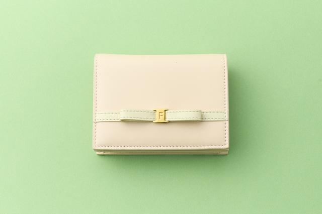画像: 財布＜W10.5×H8.5×D3cm＞￥73,700／フェラガモ