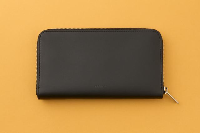 画像: 財布＜W21×H13×3cm＞￥194,700／ザ・ロウ