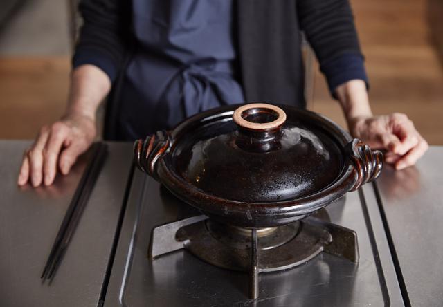 画像: ４ すぐに火を止め、余熱で3分ほど火を通す。そのまま食卓へ。