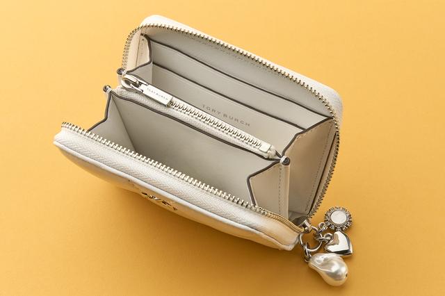 画像: チャームはバロックパールとマザーオブパール、そしてハート。カードスリット4つ、コンパートメント2つ、ジップ付きコイン入れ1つ