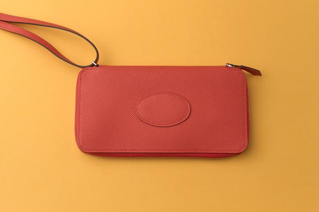 画像: センターコンパートメント1つ、カードスロット4つ、メモポケット1つ、スナップボタン付きコインポケット1つ。ストラップは取り外し可。財布＜W21×H10×D２cm＞￥539,000／エルメス