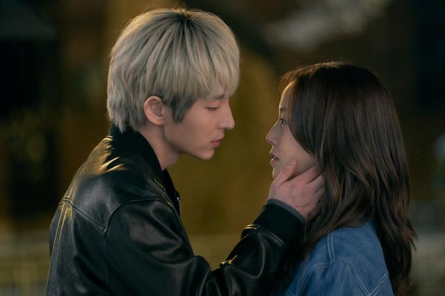 画像: 主演のイ・ジュンギ（左）とムン・チェウォン（右）　© STUDIO DRAGON CORPORATION