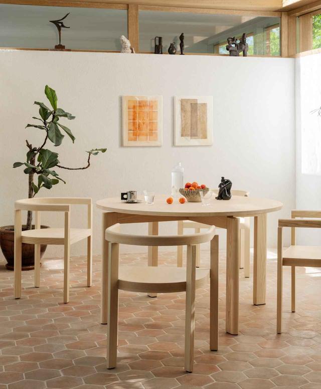 画像: こちらは無垢材天板タイプで椅子は同シリーズのもの COURTESY OF FRITZ HANSEN