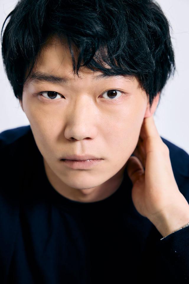 画像: 笠松 将（SHOW KASAMATSU） 1992年、愛知県生まれ。21歳ごろから本格的に俳優として活動を始め、その後『花と雨』（2020年）で長編映画初主演。日米合作の話題作『TOKYO VICE（HBO max）』で注目を浴び、2022年、ロサンゼルスに本社を置く、世界最大級のタレントエージェンシー・CAAとの契約を発表。2023年からは個人事務所を設立し、リチャード・フラナガンによるブッカー賞受賞作を原作とするドラマ『奥のほそ道 -ある日本軍捕虜の記憶』（製作／オーストラリア・アメリカ）への出演をはじめ、国内外へと活躍の場を広げている。 ニット・時計／本人私物