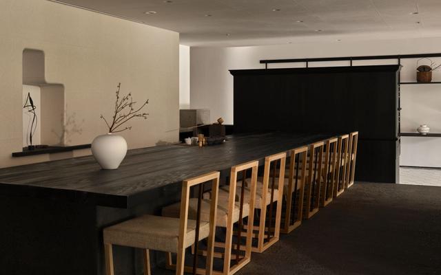 画像: 加賀杉で作られたカウンターの茶房。白衣を着用したスタッフは、お茶について定期的に専門の研修を受けている。この茶房のために山田夫妻が地元の作家に特注した美しい茶器を愛でながら味わう一服は、極上の体験