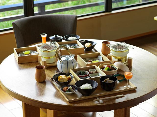 画像: 石川特別栽培米こしひかり、お味噌汁、お漬物、地物たっぷりの温野菜、とすべて地元の食材で作られる朝食。北陸の味覚、七輪でいただく、のどぐろ、ほたるいかなどの干物は絶品