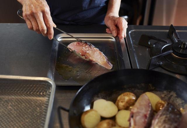 画像: １ じゃがいもは皮ごと1cmの厚さに切り、さっとゆでる。水気を切って耐熱容器に移し、オリーブオイルをかける。鯛は塩をしてオリーブオイルをまぶし、じゃがいもの上にのせる。