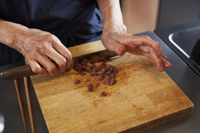 画像: ３ アンチョビは細かく切ってから叩く。
