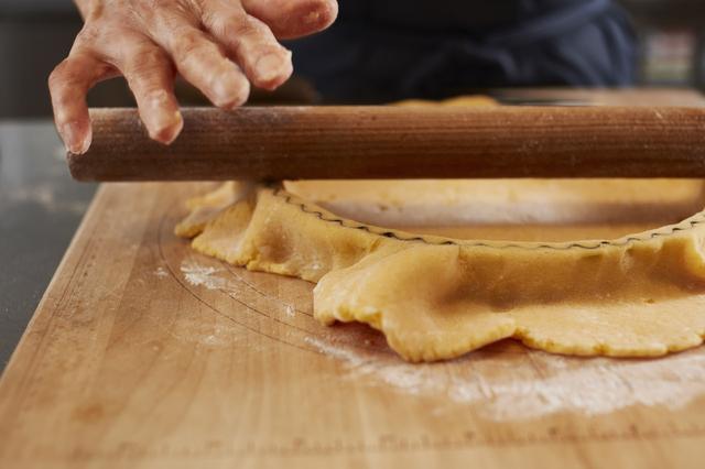 画像: 6 めん棒を転がして余分な生地を切り落とす。