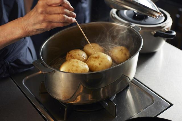 画像: 5 １のじゃがいもに竹串を刺してスッと通ったら蒸し上がり。大きさや状態によるが、蒸し時間は30分前後。器に盛り、４のアンチョビバターを小さな器に盛って添える。