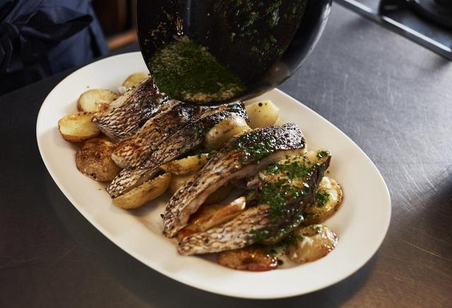 画像: 5 フライパンにバターを入れて中火にかけ、バターが溶けてきたらハーブ類を加えてすぐに火を止め、５にかける。レモンを半分に切り、たっぷり搾りかける。