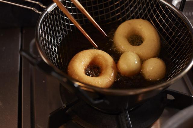 画像: 9 揚げ油（今回はオリーブオイルを使用）を中温弱（約170℃）に熱し、８を揚げる。