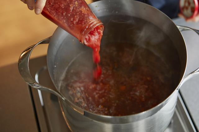 画像: ４ パッサータを加え、さらに１時間ほど煮て火を止め、一晩おく。