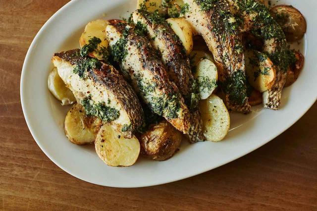 画像: オーブンで焼き上げる魚料理をぜひ覚えてほしい。しかも、下に敷いたじゃがいもは魚のエキスを吸い、バターの風味が加わって主役級のおいしさ！