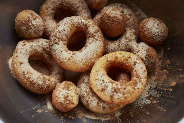 画像: 少しずつ揚げては、そのつど砂糖をまぶす。シナモンパウダーもたっぷり。器に盛る前にどこからか手が伸びてなくなってしまうかも