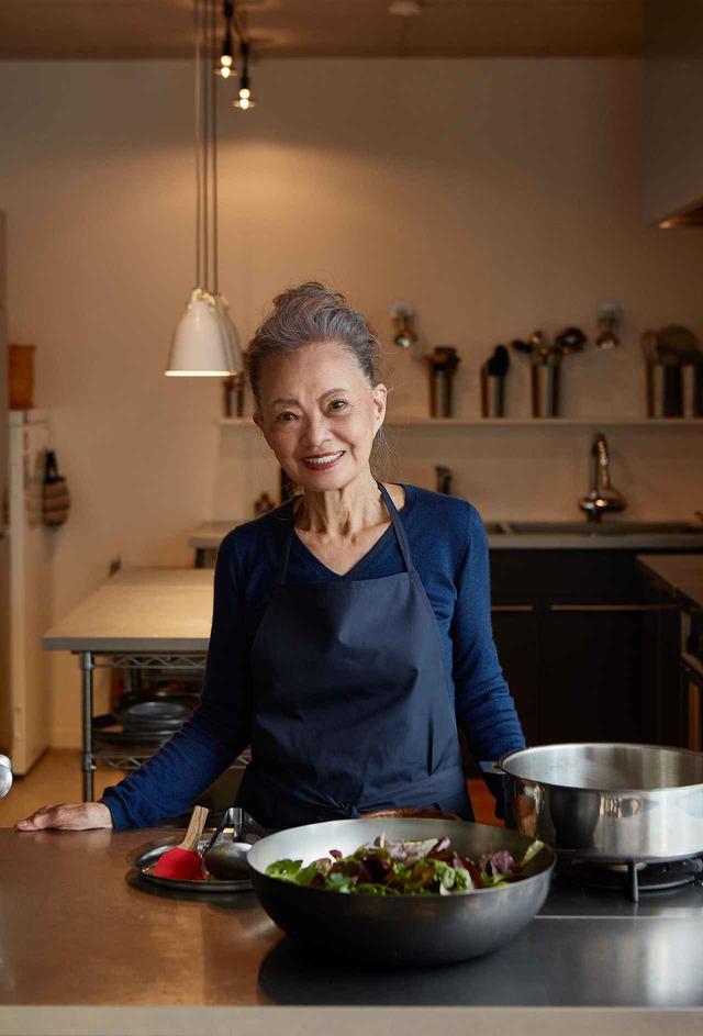 画像: 有元葉子（ありもとようこ） 料理家。素材を生かしたシンプルで力強い料理と、環境にも配慮した心地よい暮らし方に多くの共感が集まり、著書は100冊を超える。使いやすく美しい調理道具「ラバーゼ」シリーズを提案し、東京でセレクトショップ「SHOP281」を経営。イタリア・ウンブリアと信州にも家を持ち、東京と信州、イタリアでの生活を楽しむ。 公式サイトはこちら