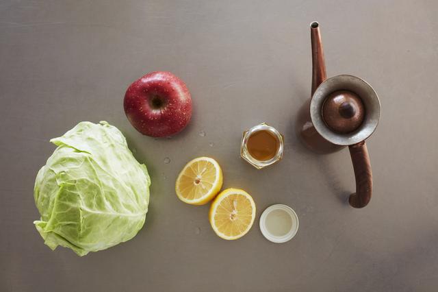 画像: 「キャベツとりんご、それぞれ味付けてから和えます」