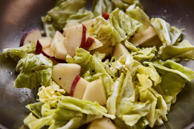 画像: 甘酸っぱさが楽しい春を感じるサラダ。「この季節に必ず作ります」