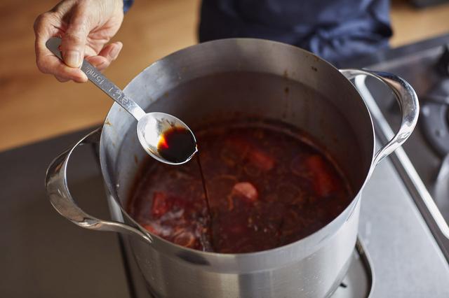 画像: 5 人参は皮をむき、1本のまま、または半分に切る。それを鍋に入れて強火にかける。沸き始めたら中火にし、塩を加え、人参がやわらかくなるまで15分ほど煮る。最後に醤油を加えて火を止める。器に盛り、好みの量のバターをのせる。