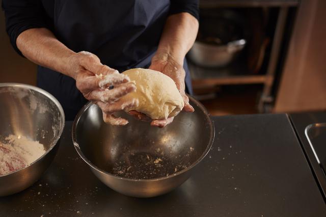 画像: ３ 表面がツヤツヤになるよう、ひとまとめにする。