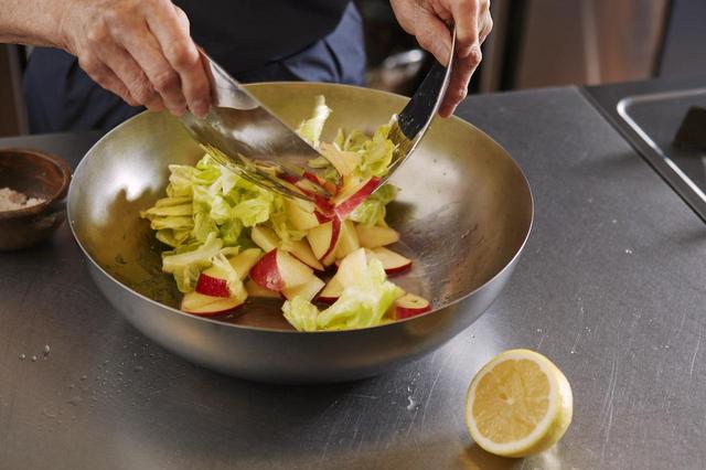 画像: ４ キャベツにりんごを合わせて、よく和える。