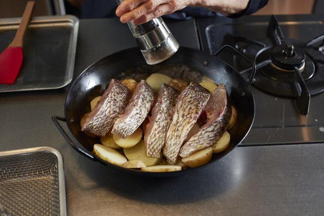 画像: ２ 黒こしょうを全体にたっぷり挽きかける。