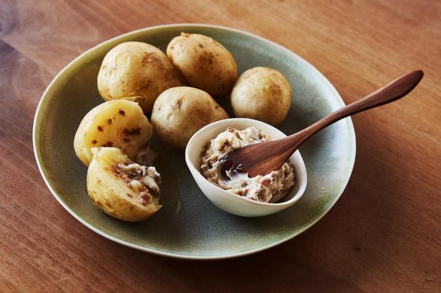 画像: 蒸したて、熱々を手で割って、アンチョビバターをたっぷりのせて召し上がれ！