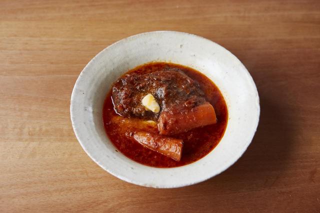 画像: 人参は小さめなら丸ごと1本を煮込んでもよい