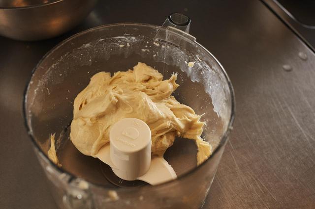 画像: ２ モチモチと、つきたてのお餅くらいのやわらかさになればOK。手にくっつきやすいので、手粉をつけて生地をボウルに移す。