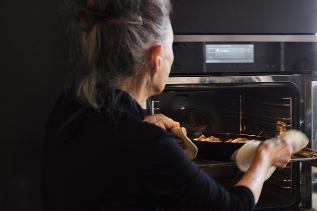 画像: ３ 220℃のオーブンに２を入れて約25分焼皮目がパリッと焼けたら、焼き上がりの目安。パリッとならない場合は、オーブンの上段に移して焼き上げる。